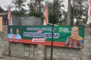 Banner Prabowo-Gibran dipasang Relawan Aliansi Khofifah Mataraman/RMOLJatim