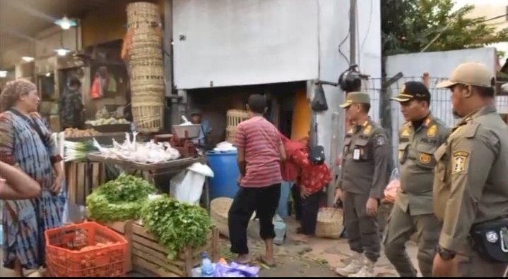 Satpol PP melakukan penertiban PKL di pedestrian Pasar Keputran Utara/RMOLJatim