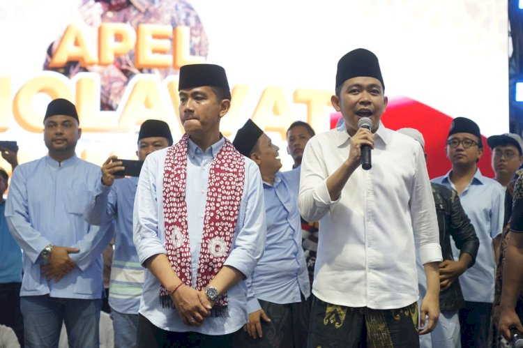 Cawapres Gibran Rakabuming Raka dan Muhammad Fawaid di acara apel sholawat kebangsaan di JSG Jember/Ist