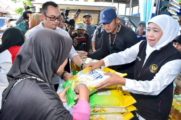 Gubernur Jawa Timur Khofifah Indar Parawansa saat menggelar kegiatan pasar murah/Ist