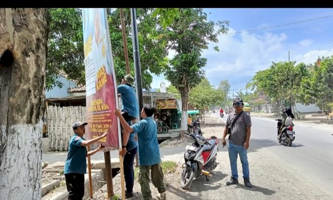 Satpol PP dan Bawaslu Jember saat melakukan penertiban APK Pemilu/Ist