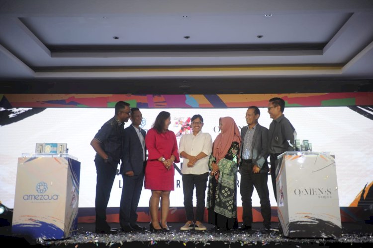 QNET meluncurkan dua produk terbarunya, yaitu produk perawatan wajah pria QMEN'S Series dan gelang kesehatan Amezcua Synergy