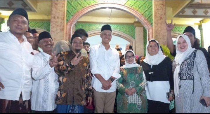 Ģanjar didampingi Gus Wahab, Nyai Mundjidah, dan Mbak Yenny Wahid usai ziarah di makam KH Wahab Chasbullah/RMOLJatim