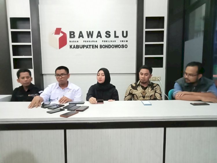 Bawaslu Kabupaten Bondowoso saat jumpa pers/RMOLJatim