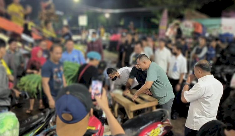 Teks foto: Agus Priyo saat membantu pedagang pindah lapak masuk ke Pasar Keputran Utara/RMOLJatim