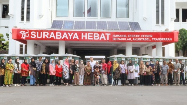 Teks foto: 35 orang gamis menerima bantuan dari Pemkot Surabaya/RMOLJatim