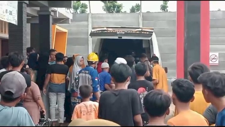 Upaya warga saat berusaha menyelamatkan korban  /RMOLJatim