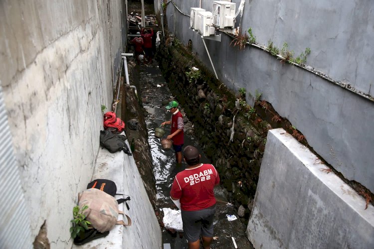 Petugas saat membersihkan selokan di kawasan Dukuh Kupang/ist