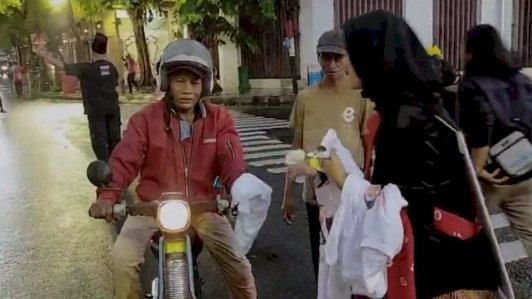 Relawan Jaka bagikan mawar putih di Jalan Tunjungan Surabaya 