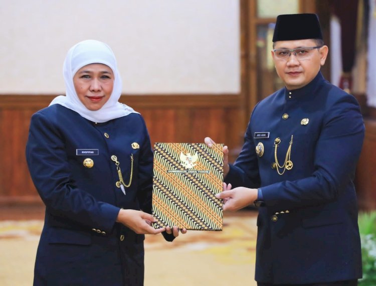 Gubernur Jawa Timur Khofifah Indar Parawansa menyerahkan Surat Keputusan Menteri Dalam Negeri Nomor 100.2.1.3-72 Tahun 2024 Tentang Perpanjangan Masa Jabatan Penjabat (Pj) Walikota Batu di Gedung Negara Grahadi, Surabaya, Kamis (18/1)/Ist