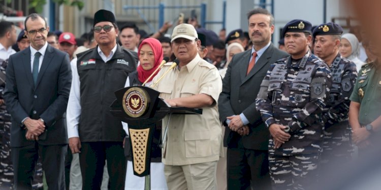 Menteri Pertahanan Prabowo Subianto didampingi Kepala Staf Angkatan Laut (KSAL) Laksamana Muhammad Ali melepas keberangkatan kapal rumah sakit TNI KRI dr. Radjiman Wedyodiningrat-992 ke Palestina di Dermaga Kolinlamil, Jakarta Utara/Ist