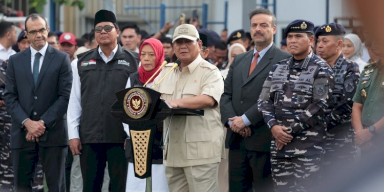 Menteri Pertahanan Prabowo Subianto didampingi Kepala Staf Angkatan Laut (KSAL) Laksamana Muhammad Ali melepas keberangkatan kapal rumah sakit TNI KRI dr. Radjiman Wedyodiningrat-992 ke Palestina di Dermaga Kolinlamil, Jakarta Utara/Ist