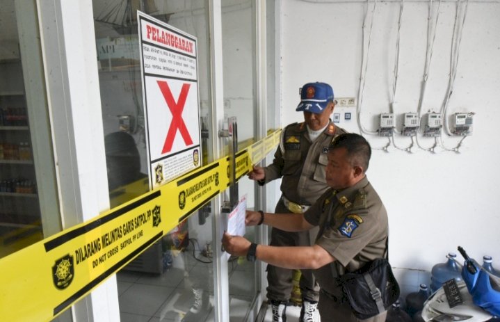 Satpol PP Surabaya menyegel toko miras/RMOLJatim