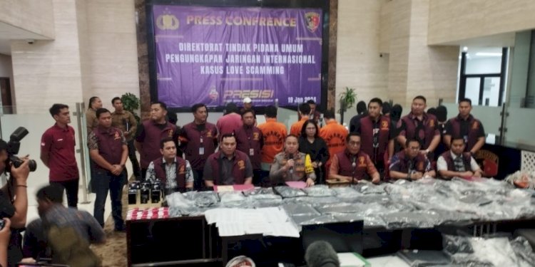 Karopenmas Mabes Polri Brigjen Trunoyudo dan Direktur Tindak Pidana Umum (Dirtipidum) Bareskrim Polri, Brigjen Djuhandhani Rahardjo Puro saat konferensi pers di Gedung Bareskrim Polri, Jakarta Selatan, Jumat (19/1)/Humas Polri