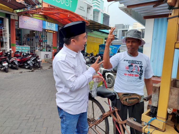 Eko Prasetyo saat bagikan kaos kepada pedagang/RMOLJatim