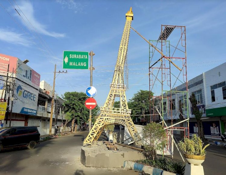 Miniatur Menara Eiffel Yang Di Tabrak Truk Bertonase Besar