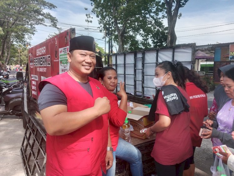 Agus Supriyanto caleg PDIP dari Dapil1 Kartoharjo Kota Madiun saat gelar bazar murah/RMOLJatim