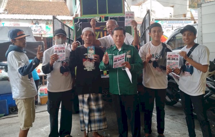 Syaiful Rizal, Caleg PKB, bersama pendukungnya dari Yayasan Rukun Kematian Tetangga saat kampanyekan AMIN/RMOLJatim