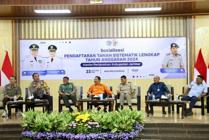 Bupati Jember Hendy Siswanto, bersama Forkopimda dan Kepala BPN Jember, Ahyar Tarfi, saat melakukan sosialisasi PTPS tahun 2024/Ist