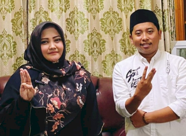 Teks foto: Gus Cholis bertemu Ibu Nyai Hj Aisyatul As'adiyah/ist