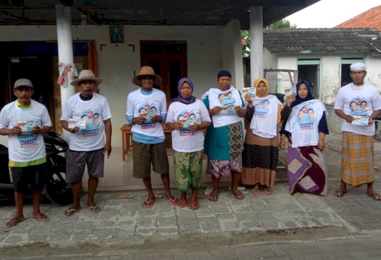 Warga usai terima kaos Prabowo-Gibran dari relawan KAMI Gibran Jatim/Ist