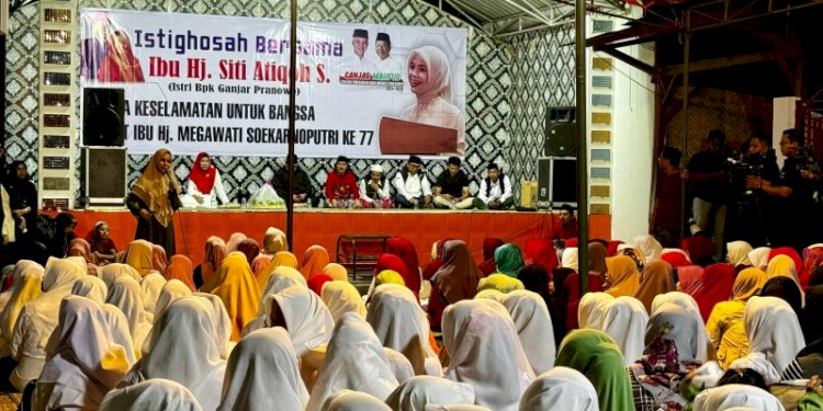 Istri Capres Nomor Urut 3 Ganjar Pranowo, Siti Atikoh Suprianti bersilaturahmi ke Pondok Pesantren Nurul Khalil di Poncogati, Curah Dami, Kabupaten Bondowoso, pada Rabu malam (24/1) untuk menghadiri istigasah/Ist