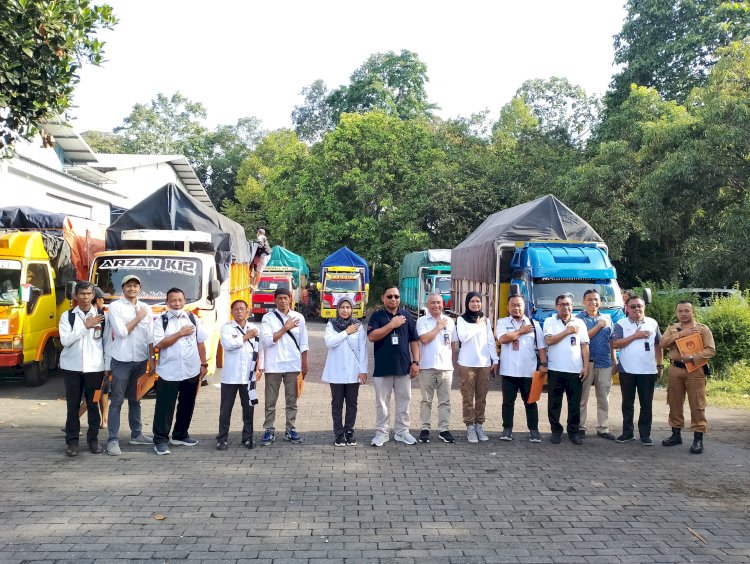 KPU saat persiapan pemberangkatan pengiriman bilik suara menggunakan 8 Armada dengan pengawalan kepolisian/Ist