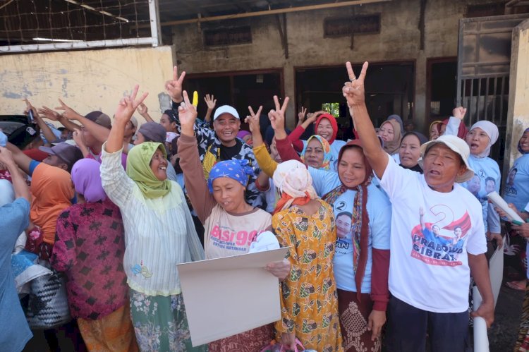 Para warga di pasar Bawang Dringu Probolinggo saat mendapatkan kaos Prabowo-Gibran/RMOLJatim 