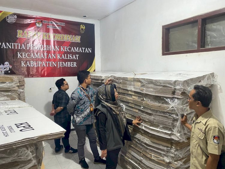 Komisioner Bawaslu saat melakukan pengawasan pengiriman dan penyimpanan logistik di salah satu PPK di Jember/RMOLJatim