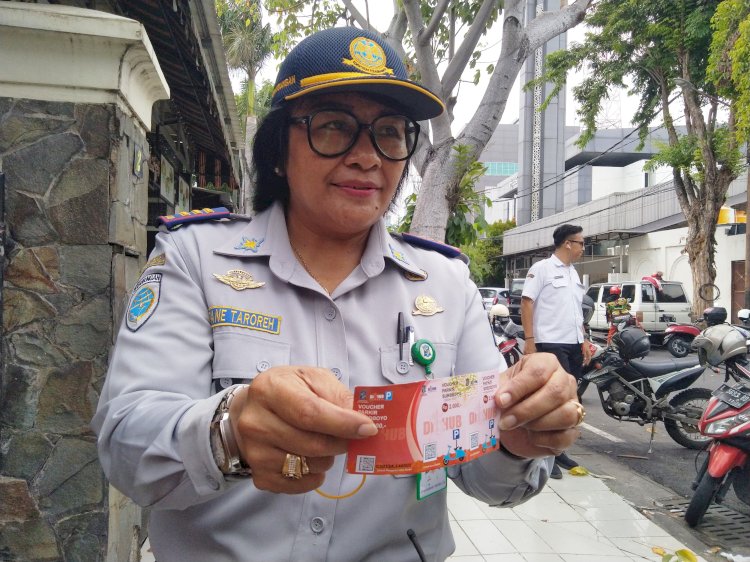 Teks foto: Pembayaran parkir non-tunai menggunakan voucher/RMOLJatim