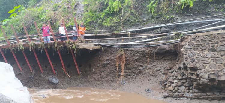 Jalan menuju wisata air terjun Madakaripura diterjang longsor/Ist