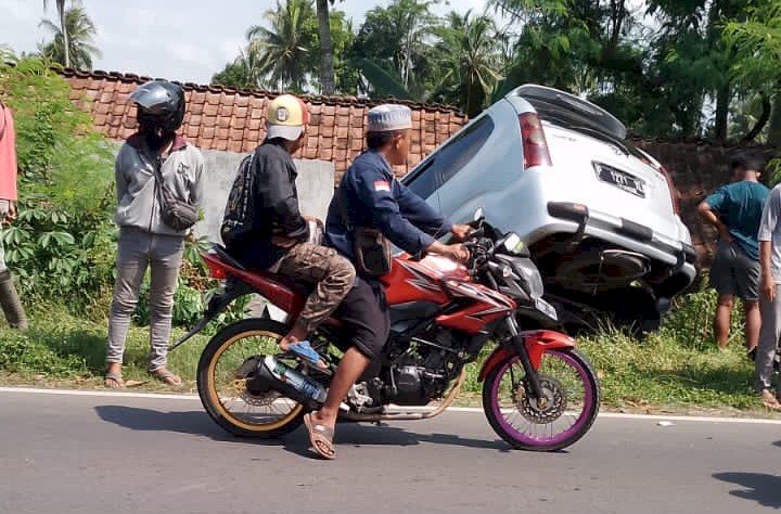 Mobil nyungsep usai tabrak pengendara motor/RMOLJatim