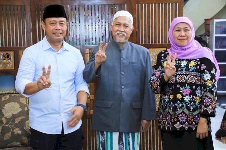 Teks Foto : Gubernur Jatim Khofifah bersama Pengasuh Ponpes Sidogiri KH Ahmad Fuad Noerhasan dan Ketua TKD Jatim Boedi Prijo mengacungkan salam dua Jari untuk Prabowo-Gibran.