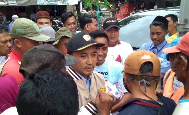 Muhammad Zubaidi, saat blusukan ke pasar Semampir Kabupaten Probolinggo dengan membagikan ribuan kaos. /RMOLJatim 