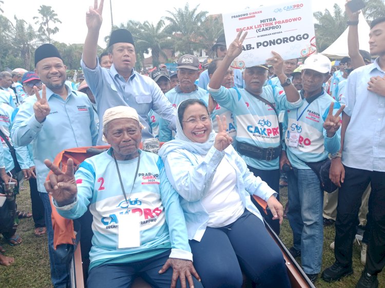    Keterangan foto : Sekretaris TKN Nusron Wahid dan Presiden Becak Listrik Indonesia Nanik S Deyang saat peluncuran becak listrik di lapangan Gulun kota Madiun