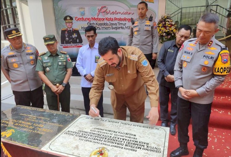  Wali Kota Probolinggo Dan Kapolda Jatim Saat Tandatangani Prasasti Peresmian Gedung Meteor.