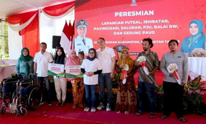 Wali Kota Eri saat meresmikan sejumlah fasilitas publik di Kelurahan Karangpoh/ist