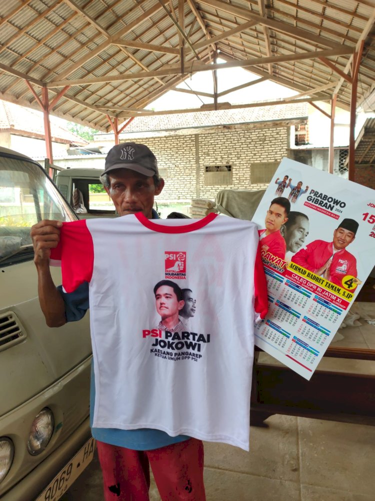 Warga Bangkalan menerima kaos PSI dan kalender/Ist