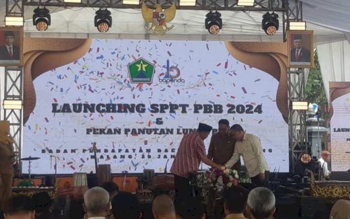 Pj Wali Kota Malang, Dr Ir Wahyu Hidayat, MM (tengah) bersama Kepala Bapenda Kota Malang, Dr Handi Priyanto, AP, M.Si (kanan) dan Ketua DPRD Kota Malang I Made Rian Diana Kartika (kiri) saat meluncurkan SPPT PBB 2024/RMOLJatim