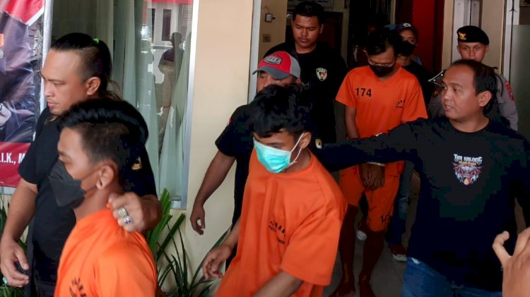 Foto ; Kapolres Jember AKBP Mohammad Nurhidayat, Kasat Satreskrim Polres Jember, AKP Abid Uais Alqornin Azis, Kanit Pidum Satreskrim Polres, Iptu Bagus Dwi Setiawan saat menunjukkan 3 tersangka di Mapolres Jember/ RMOLJatim