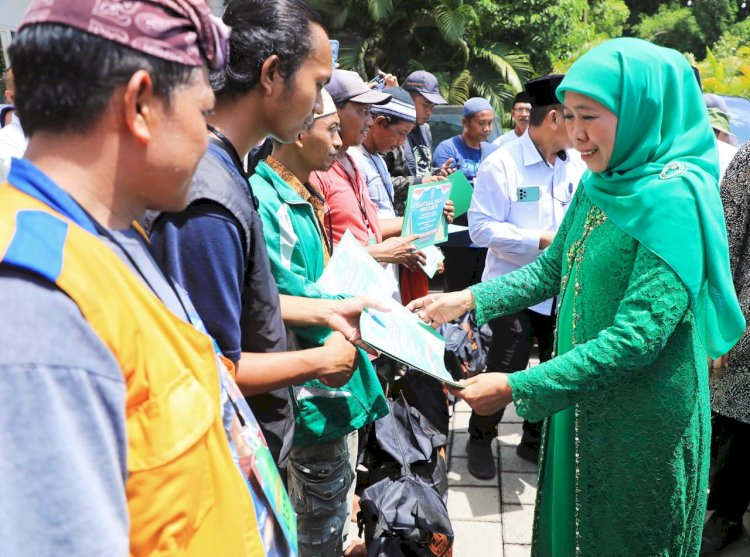 Gubernur Khofifah saat menyerahkan zakat produktif di Jember/Ist