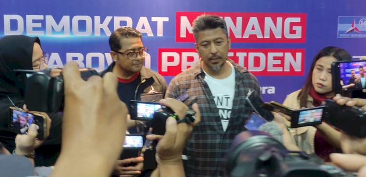 Bendahara Umum Demokrat, sekaligus Caleg DPR RI Dapil Malang Raya, H. Renville Antonio (tengah) bersama Sekjen Partai Demokrat, Teuku Riefky Harsya (kiri) /RMOLJatim