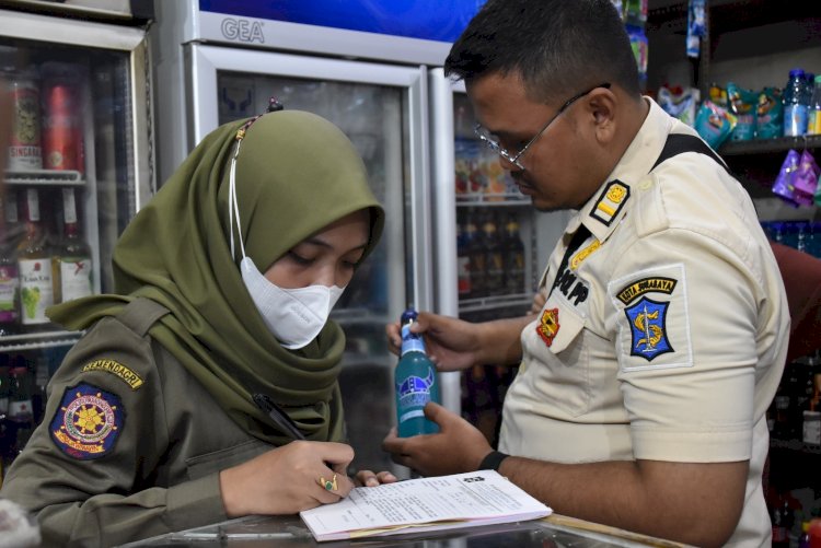 Teks foto: Satpol PP Surabaya merazia toko kelontong yang menjual minhol/ist