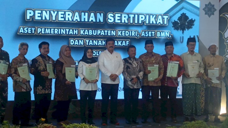 Foto : Menteri ATR/BPN saat meyerahkan sertifikat