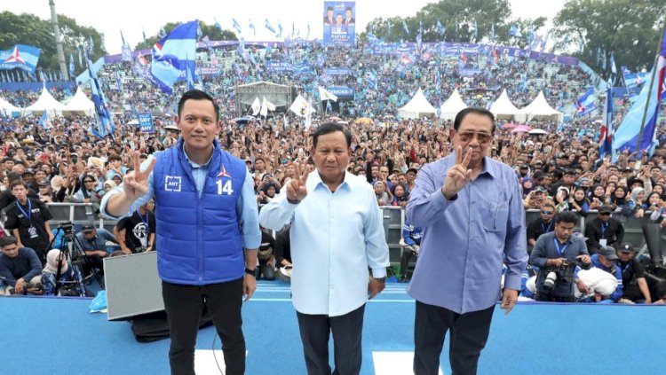 Capres nomor urut dua, Prabowo Subianto (tengah) bersama SBY dan AHY/Ist