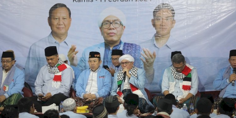 Majelis Zikir Nurul Wathon pimpinan KH Misbahul Munir Kholil menggelar acara solawat, zikir, dan doa bersama di depan rumah pribadi Calon Presiden Prabowo Subianto di Jalan Kertanegara IV, Kebayoran Baru, Jakarta Selatan, Kamis (1/2)/Ist