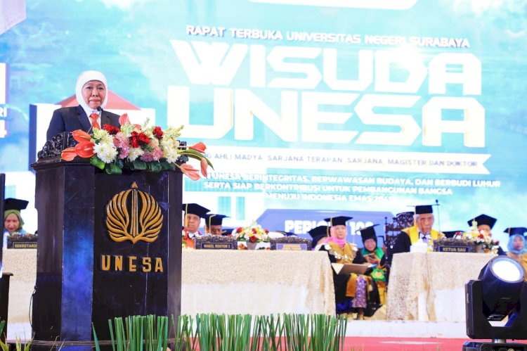 Gubernur Jawa Timur Khofifah Indar Parawansa memberi sambutan di Wisuda ke-109 Sarjana dan Pascasarjana Universitas Negeri Surabaya Tahun 2024 di Graha UNESA Surabaya, Kamis (1/2)/Ist