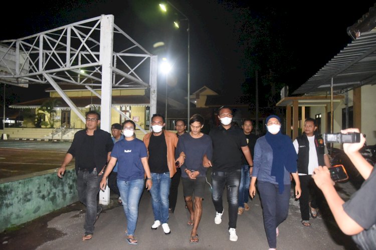 Pelaku saat digelandang ke Mapolres Bondowoso/ist
