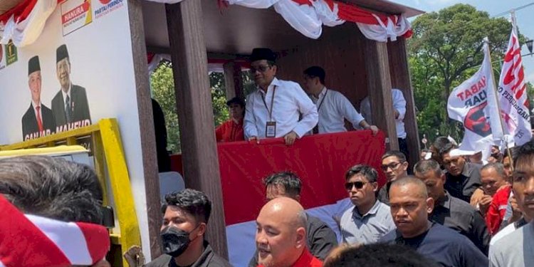 Pasangan Calon Presiden dan Wakil Presiden, Ganjar Pranowo dan Mahfud MD diarak menuju KPU RI saat pendaftaran/RMOL