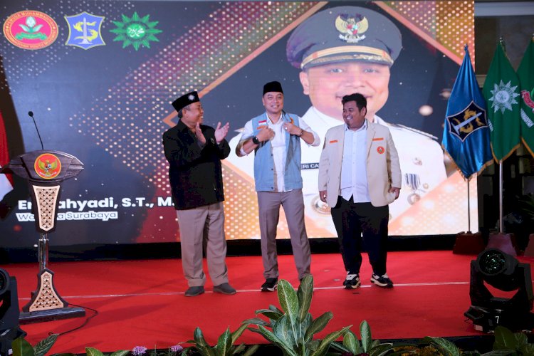 Teks foto: Wali Kota Eri saat dinobatkan sebagai Dewan Kehormatan Pemuda Muhammadiyah Surabaya/ist